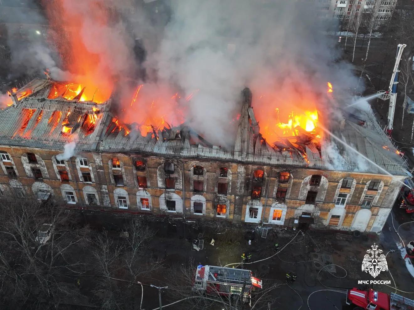 В Ярославле при пожаре в многоквартирном жилом доме пострадали три человека - Фото 1