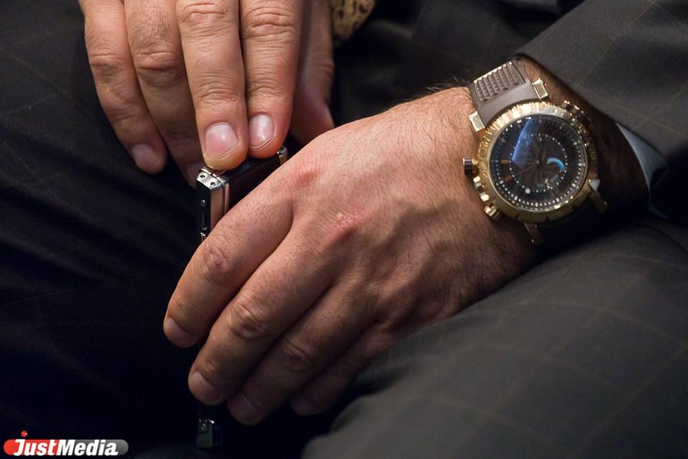 В Таиланде турист обвинил двух барменш в краже у него часов Rolex и не сдержал слез - Фото 1