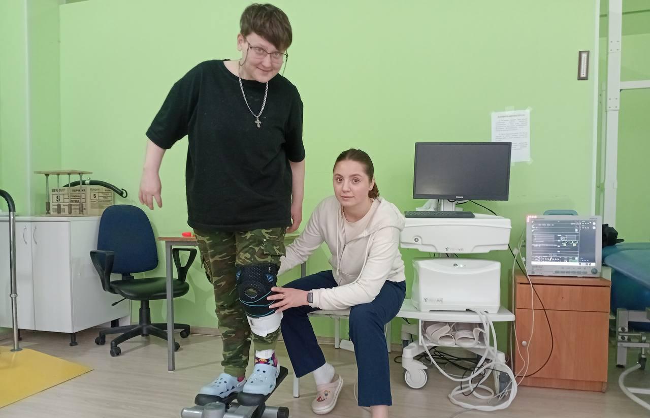 В Екатеринбурге врачи помогли 27-летней художнице вернуть подвижность руки и речь после инсульта - Фото 1