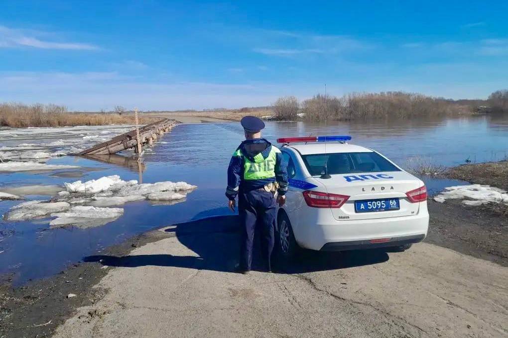 Вышедшая из берегов река Ница затопила три моста в Свердловской области - Фото 1