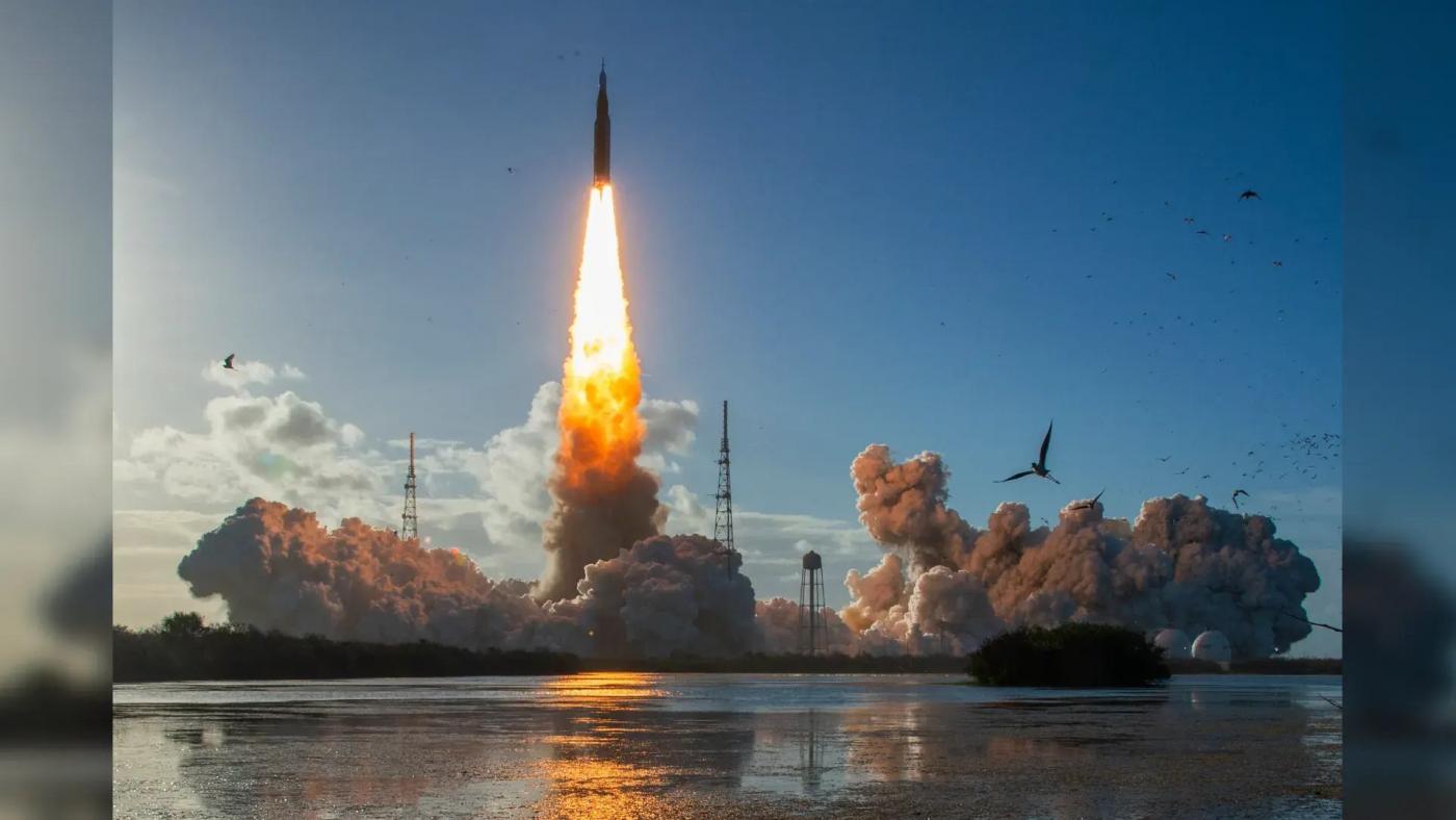 NASA впервые за 53 года отправило астронавтов к Луне - Фото 1