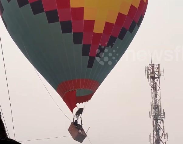 В Лаосе воздушный шар с туристами зацепился за линии электропередачи - Фото 1