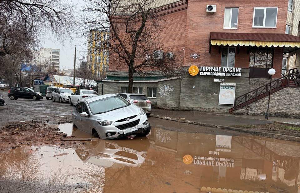 В Оренбурге провалилась под землю часть иномарки - Фото 1