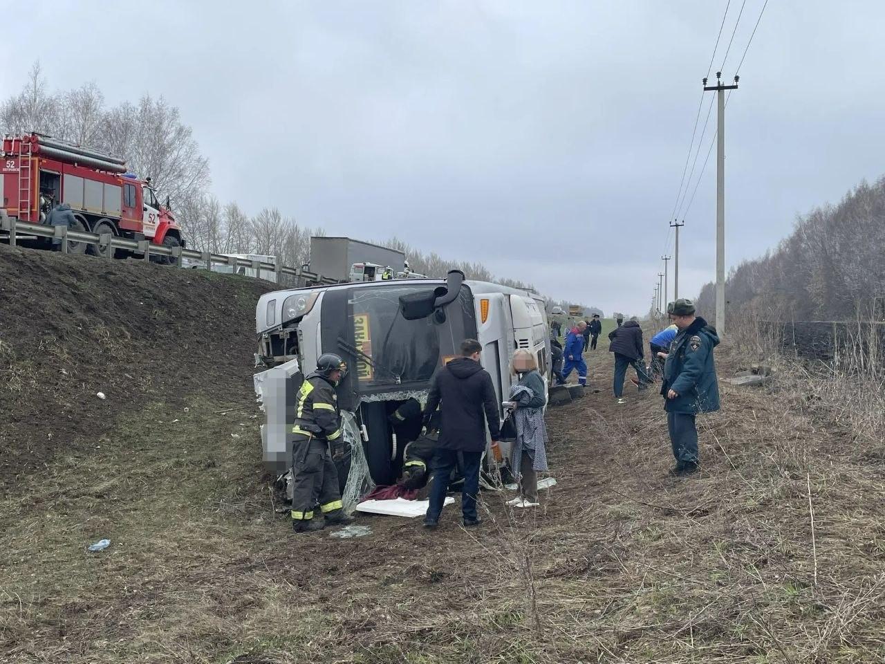 В больницу направили всех 23 детей из попавшего в аварию под Саратовом автобуса - Фото 1