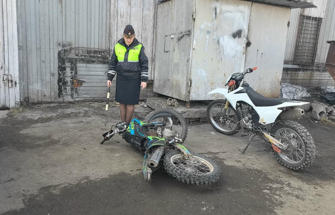 Под Нижним Тагилом водитель питбайка влетел в «Ладу» и скончался в больнице - Фото 1