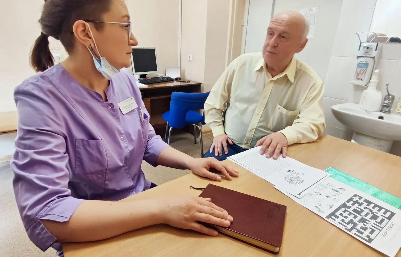 В Екатеринбурге медики помогли вернуть военному экскурсоводу речь и память после инсульта - Фото 1