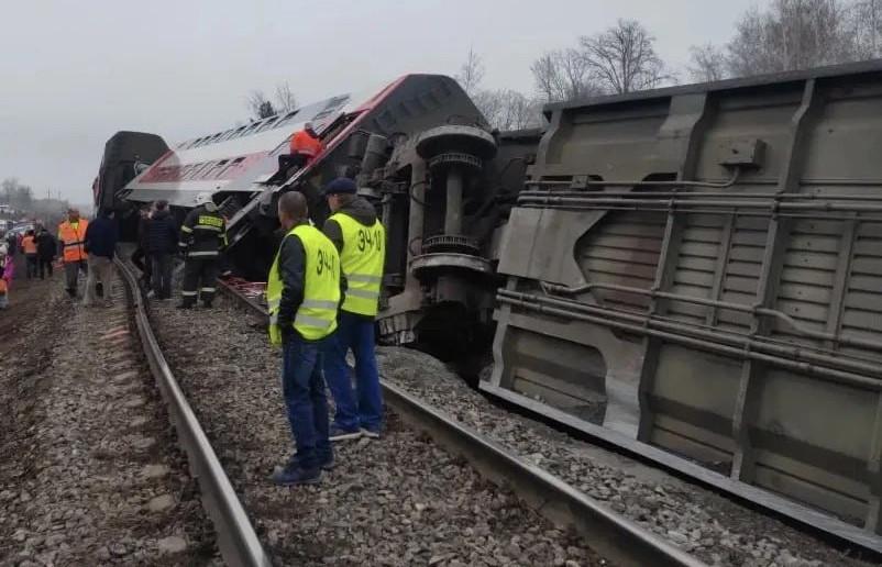 Пассажирам поезда Челябинск - Москва, который сошел с рельсов, вернут деньги за билеты - Фото 1