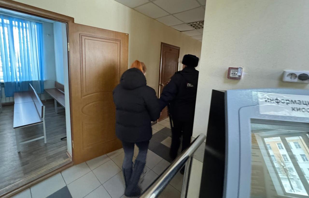 В Кушве начали судить женщину, которая била сына ремнем и привязывала к кровати - Фото 1