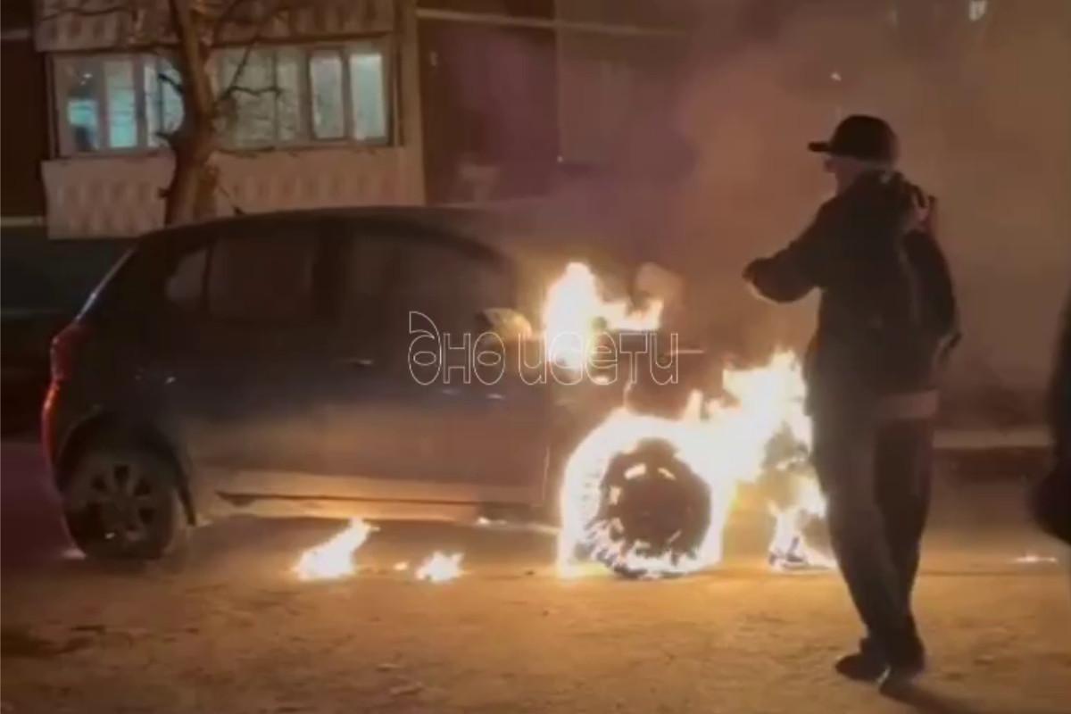 Автомобиль сгорел из-за пожара на помойке в Екатеринбурге - Фото 1