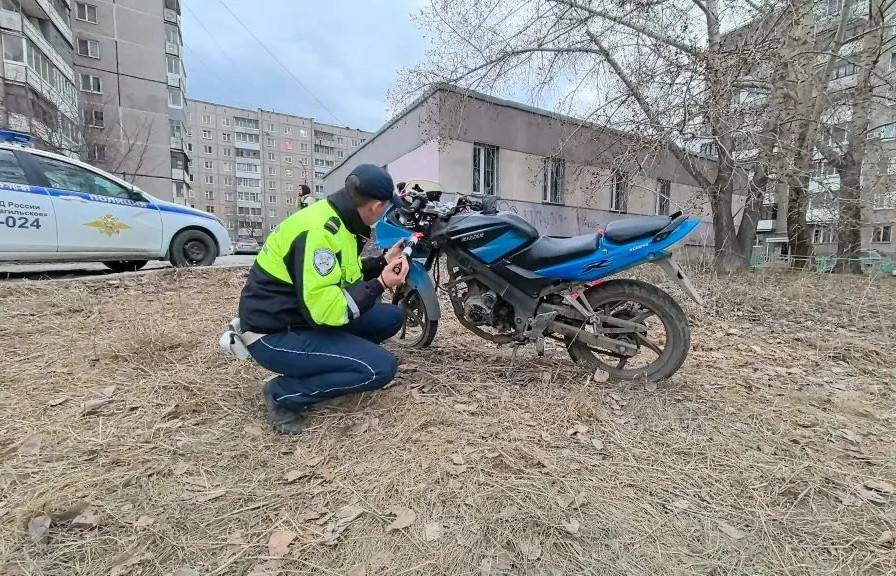 В Нижнем Тагиле 15-летний мотоциклист, угоняя от наряда ДПС, попал в аварию - Фото 1