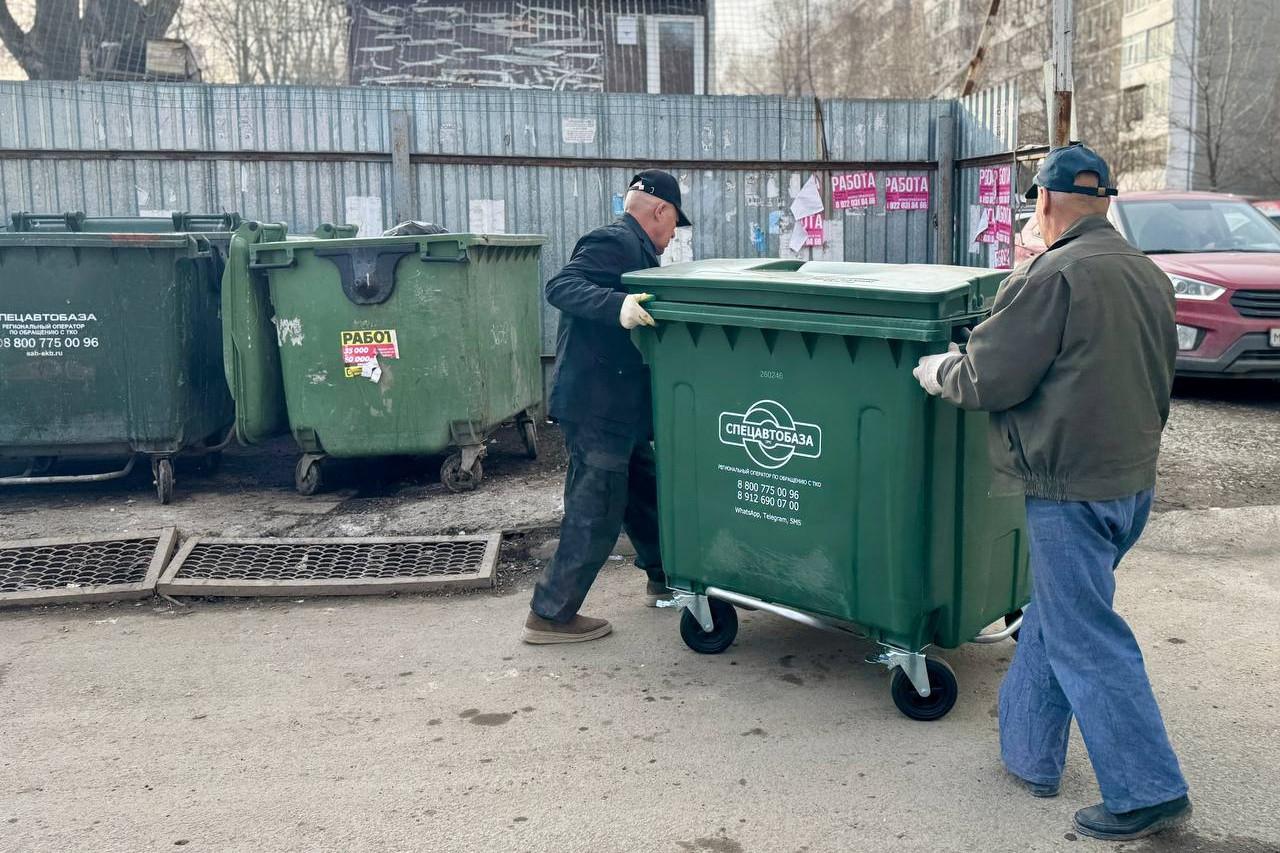 «Спецавтобаза» бесплатно установит новые евроконтейнеры взамен сломанных и сожженных - Фото 1