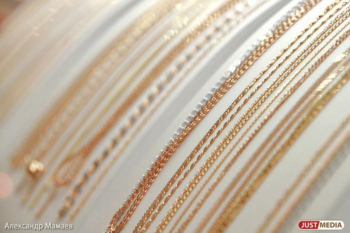 В Реже девушка украла у подруги браслет, а в Нижнем Тагиле мужчина сорвал с шеи незнакомки цепочку - Фото 1