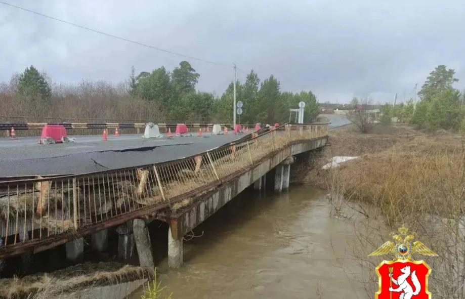 Под Первоуральском из-за паводка ограничили движение транспорта по мосту через реку Утка - Фото 1