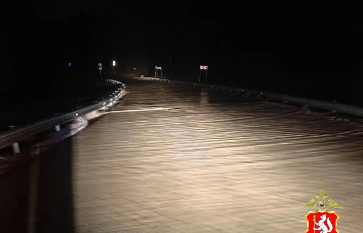 Закрыли движение транспорта по автодороге Кушва – Нижняя Тура, которую залило водой - Фото 1