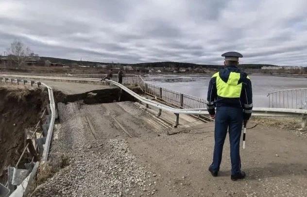 В Свердловской области перекрыли два участка дорог из-за паводка - Фото 1