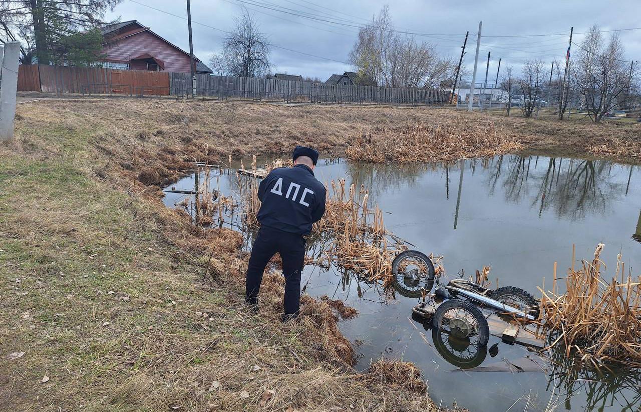Под Алапаевском мотоциклист залетел в пожарный водоем и погиб - Фото 1