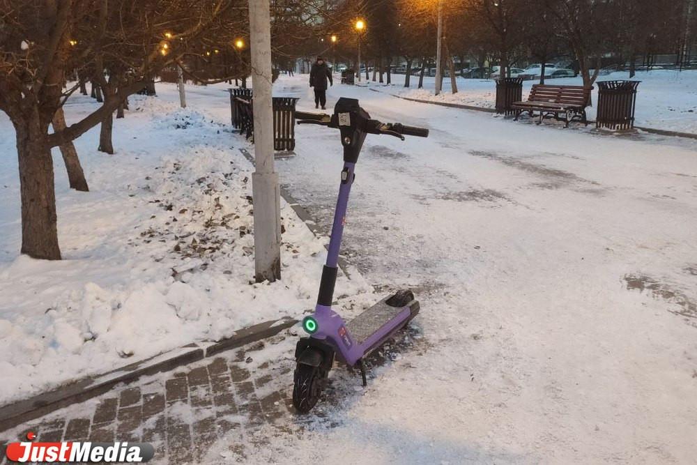 Кикшеринговые компании приостановили аренду самокатов в Екатеринбурге из-за холодов - Фото 1