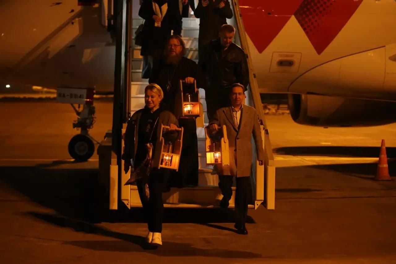 Благодатный огонь из храма Гроба Господня прибыл в Екатеринбург  - Фото 1