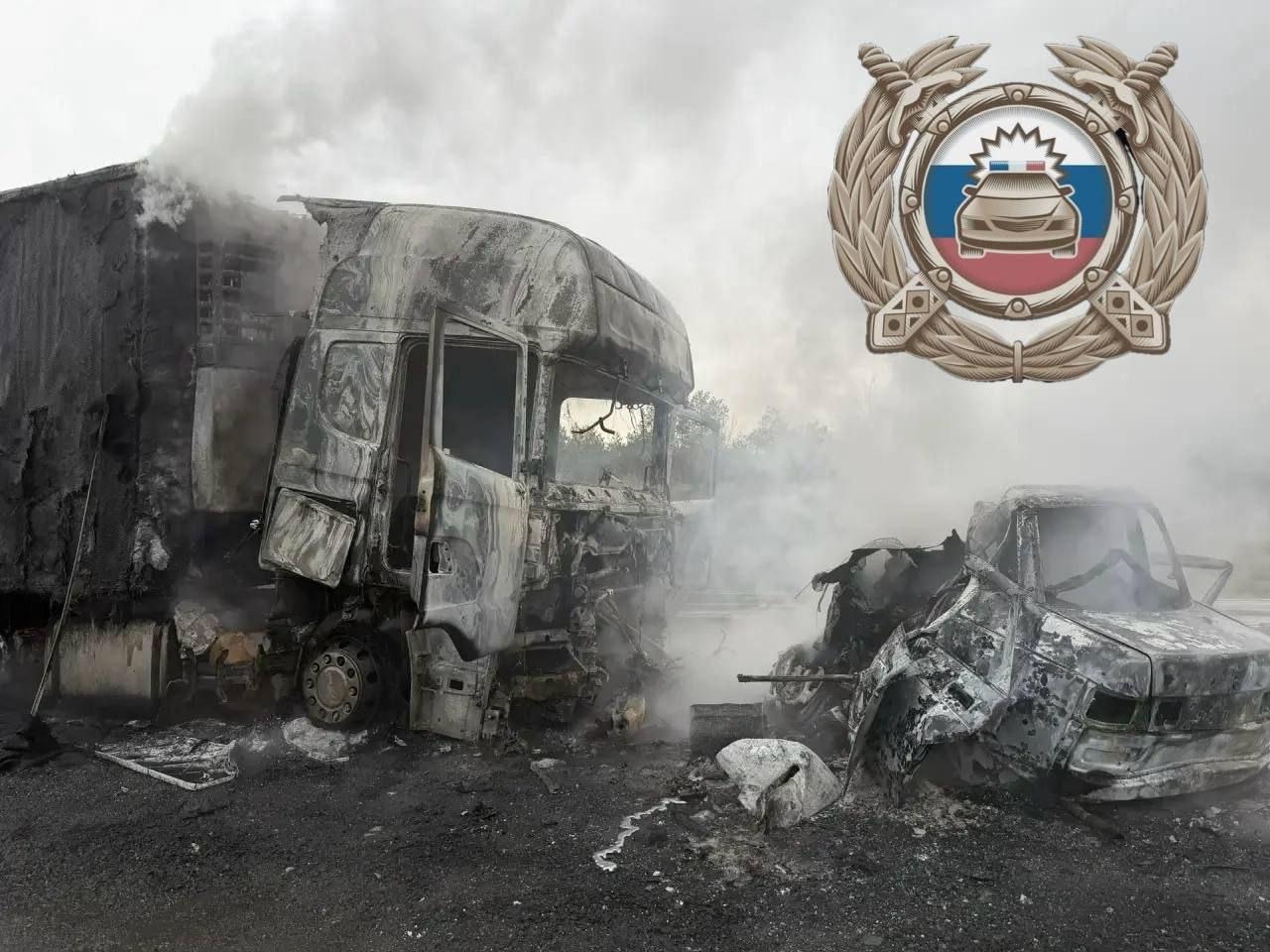 В Саратовской области при столкновении фуры и легковушки погибли четыре человека - Фото 1