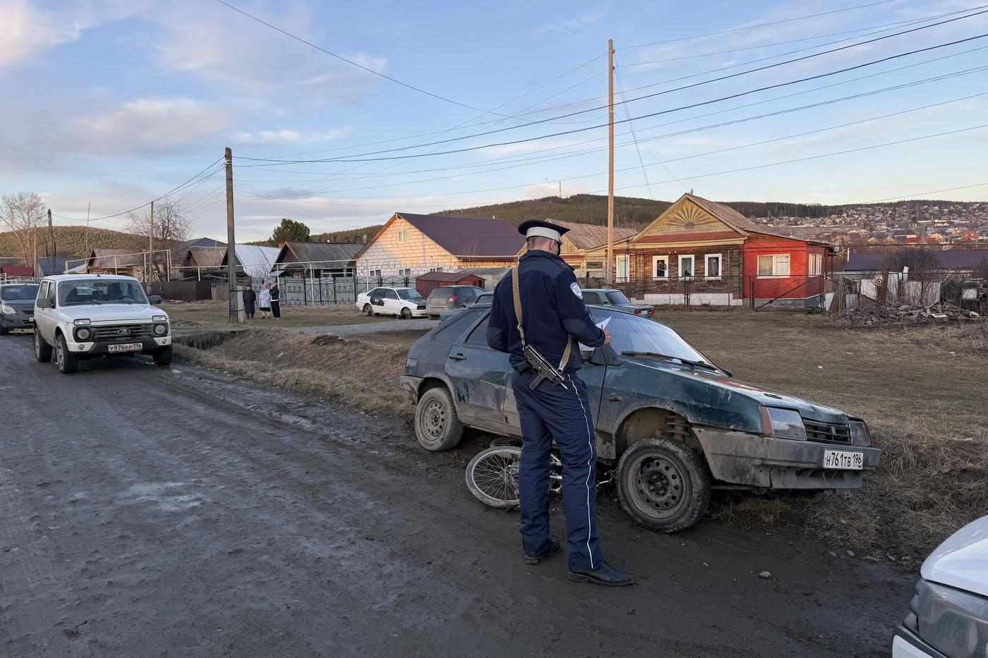 В Первоуральске пьяный водитель ВАЗа сбил девочку, которая стояла на обочине с велосипедом - Фото 1
