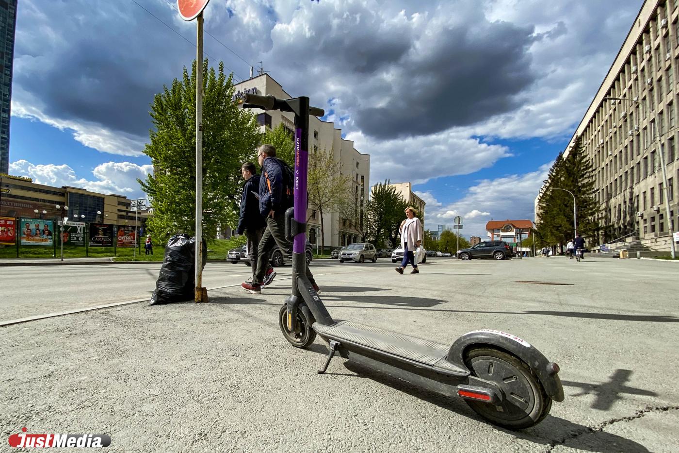 Подростки скинули самокат с моста на движущийся автобус в Екатеринбурге - Фото 1