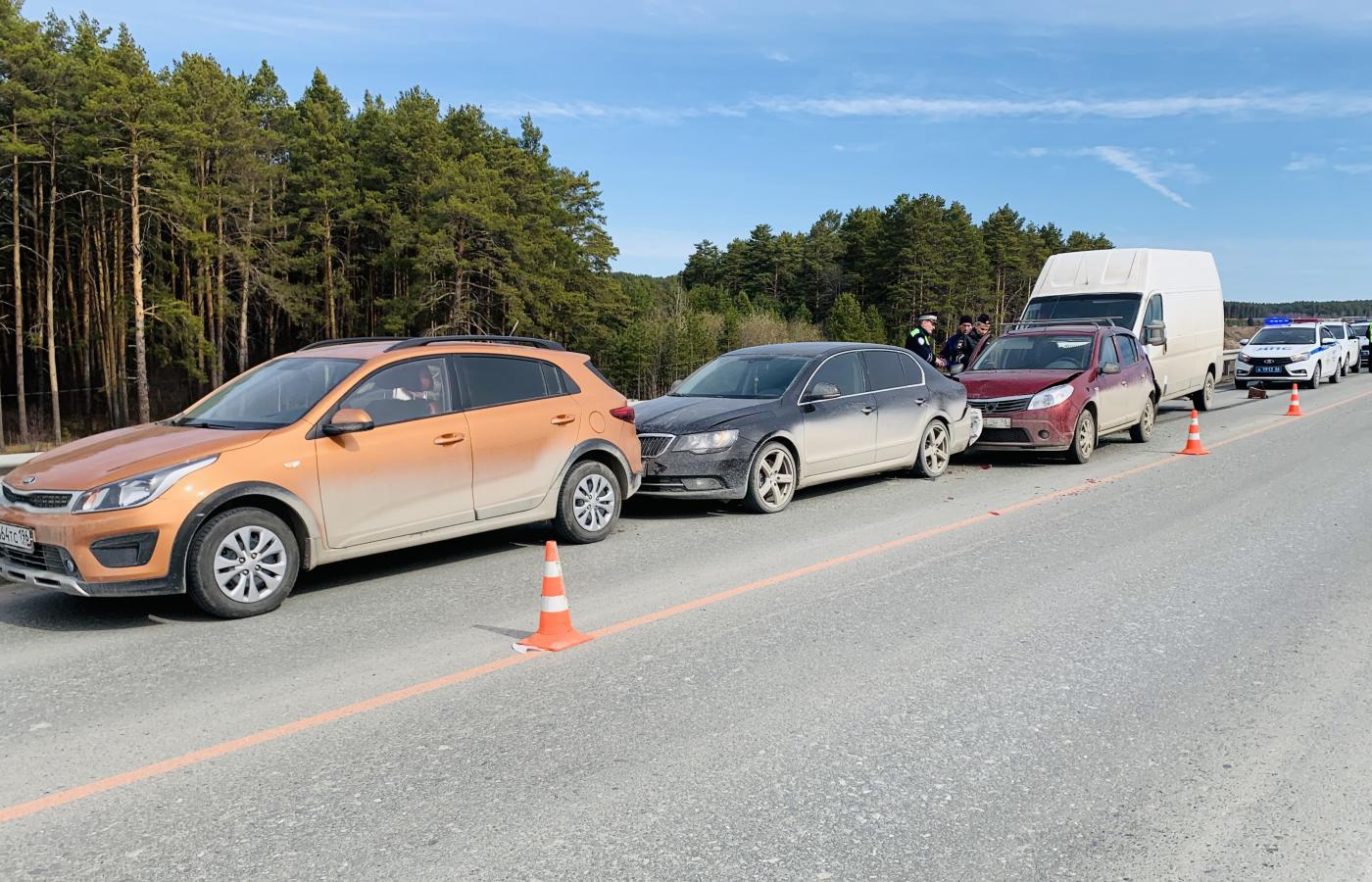 На Тюменском тракте водитель иномарки собрал «паровозик» и покалечил в ДТП двух человек - Фото 1