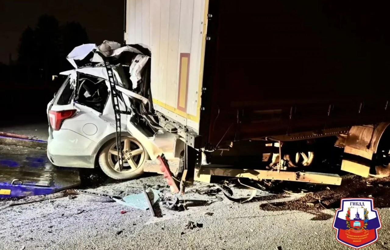 В Екатеринбурге двое мужчина на внедорожнике залетели под грузовик и остались живы - Фото 1