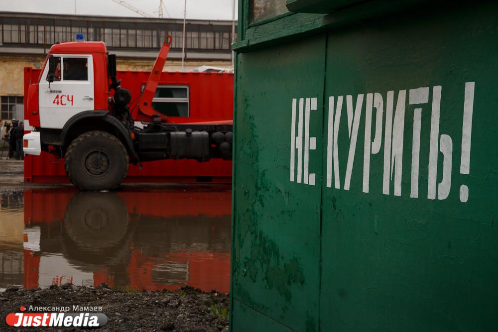 В Свердловской области пьяный мужчина устроил пожар в заброшенном здании - Фото 1
