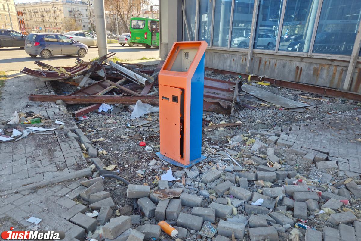 В Екатеринбурге образовались груды мусора из-за уборки павильонов у ж/д вокзала  - Фото 1