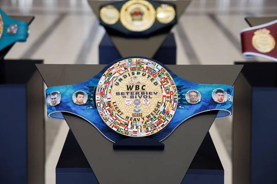 В Екатеринбург доставили все чемпионские пояса Дмитрия Бивола - Фото 1