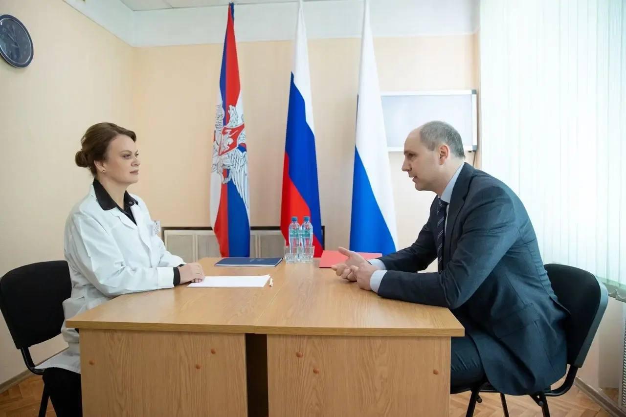 Анна Цивилева посетила пациентов военного госпиталя в Екатеринбурге и обсудила с Денисом Паслером их поддержку - Фото 1