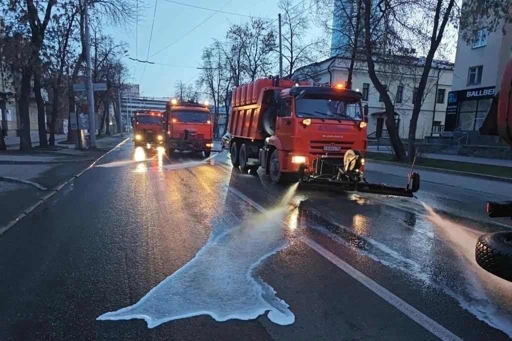 Улицы Екатеринбурга начали мыть с шампунем - Фото 1