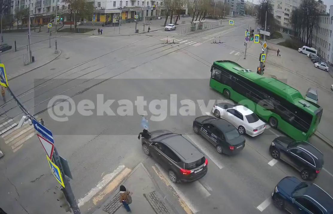  В центре Екатеринбурга пьяный самокатчик, летевший на красный, снесла иномарка - Фото 1