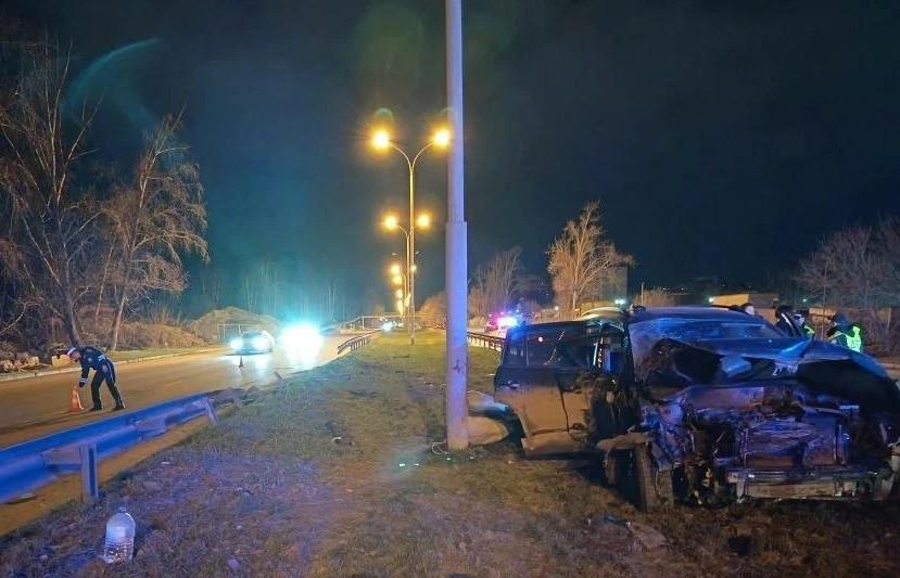  На Объездной дороге 20-летний водитель «Фольксвангена» снес ограждение и влетел в столб - Фото 1