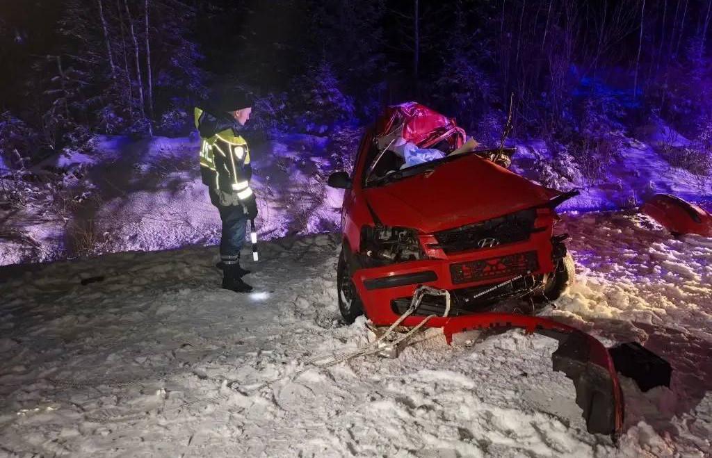 Под Нижним Тагилом водитель «Нивы», буксировавший иномарку, залетел под встречный КАМАЗ - Фото 1