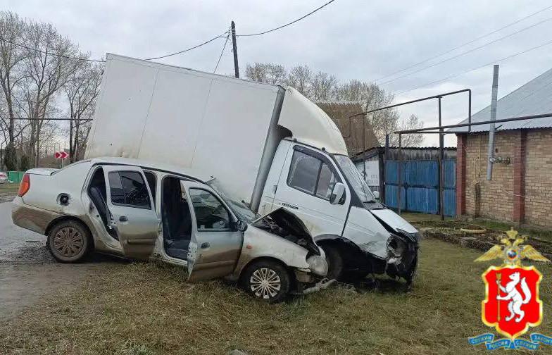 Под Сухим Логом пьяный водитель «Рено» в ДТП с «Газелью» покалечил себя и двух пассажирок - Фото 1