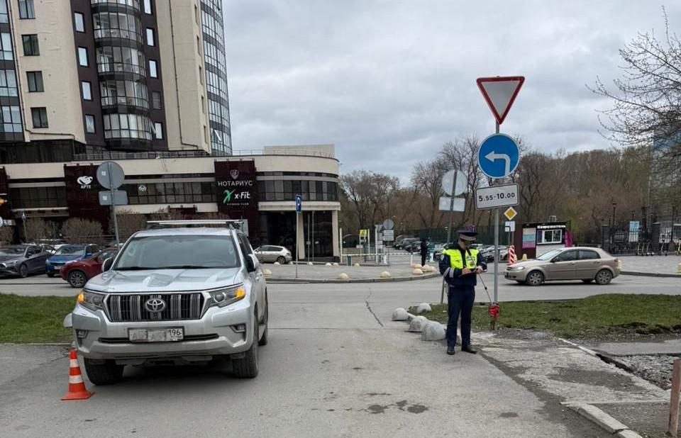 В Екатеринбурге водитель «Тойоты Ленд Крузер», заезжая во двор, сбил подростка на велосипеде - Фото 1