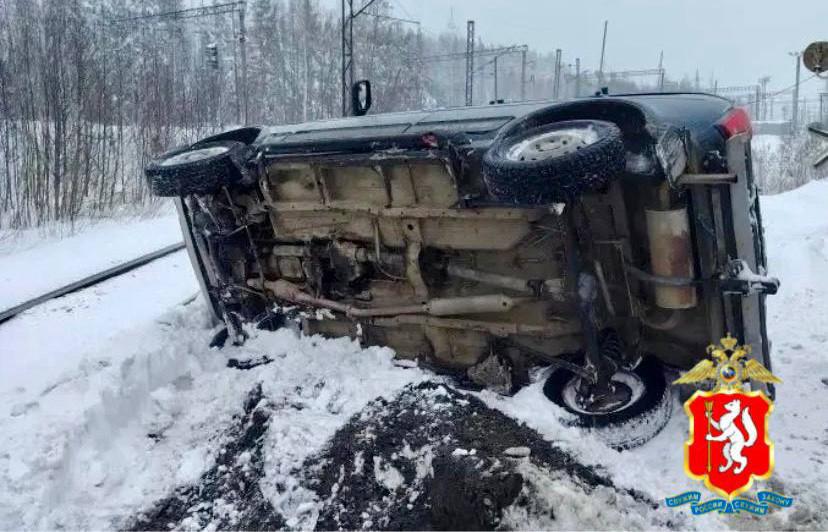 На ж/д переезде Качканарском районе снегоуборочная машина перевернула «Ладу» - Фото 1