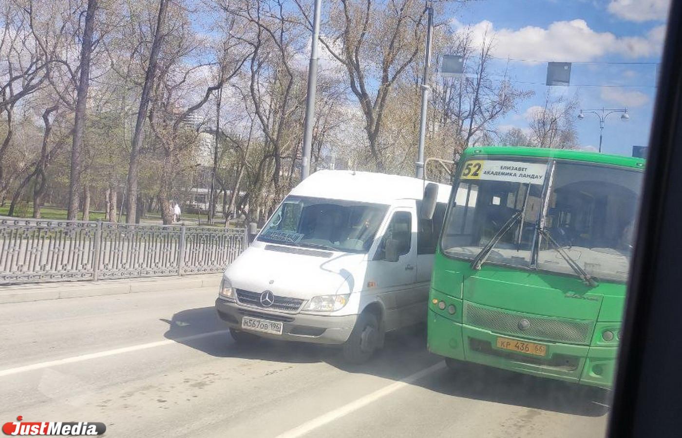 В Екатеринбурге на площади Коммунаров водитель иномарки въехал в автобус №52 - Фото 1