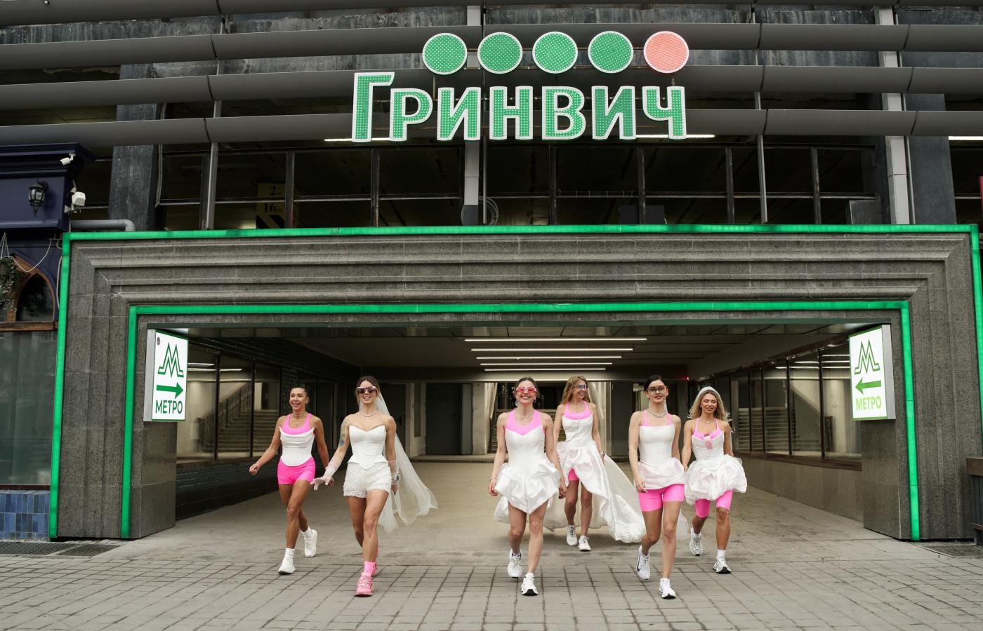 Фитнес-тренеры и психологи объяснили, почему абсурдные челленджи могут быть полезнее скучных тренировок - Фото 1