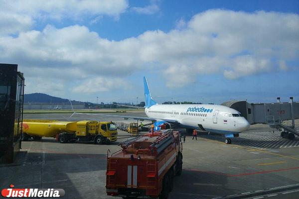 Из-за сильного снегопада в Москве в Кольцово массово задержались рейсы - Фото 1