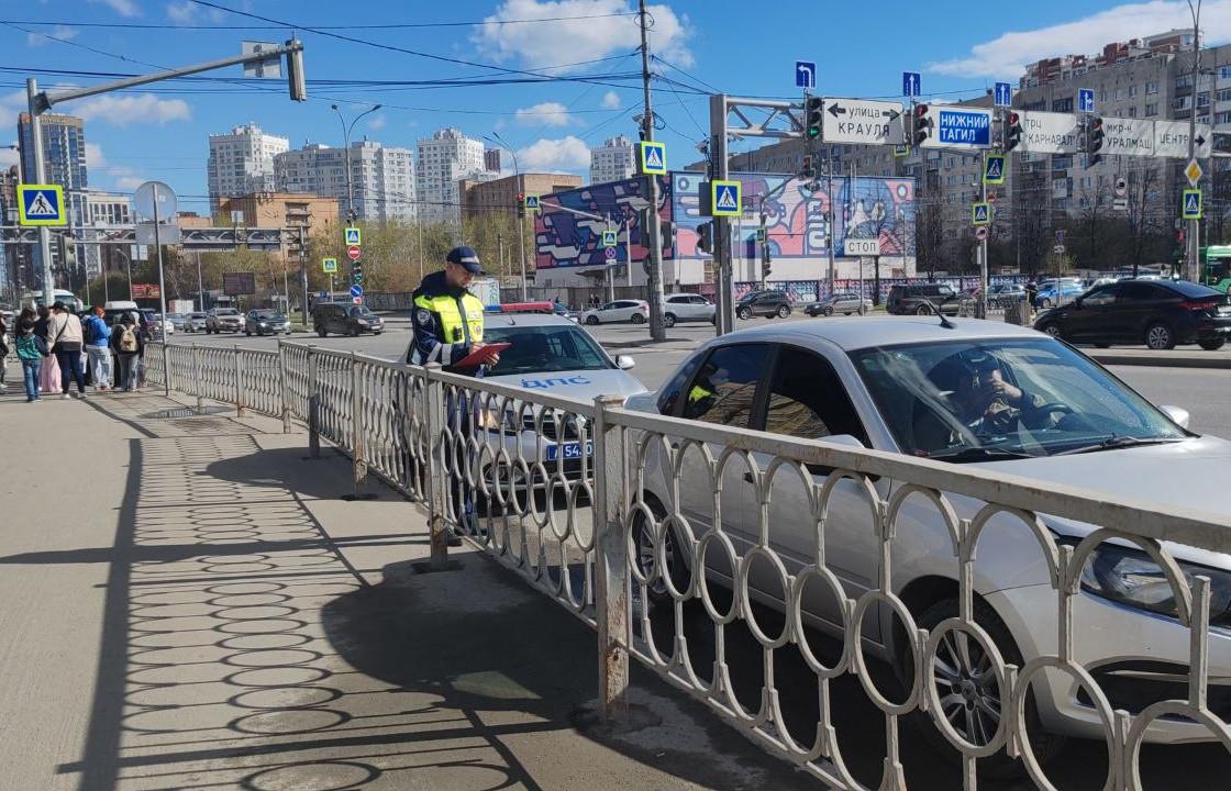 В Екатеринбурге водитель Lada сбил 12-лететнего парня, который перебегал на красный - Фото 1
