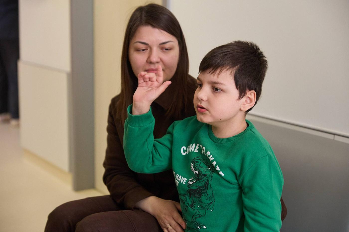 Фонд святой Екатерины оплатил реабилитацинный курс мальчику, который уже почти восемь лет учится ходить - Фото 1