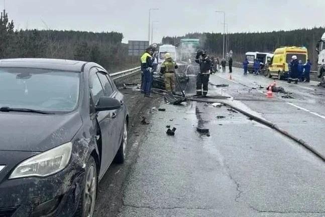 Четверо подростков погибли в горящем автомобиле на ЕКАДе - Фото 1