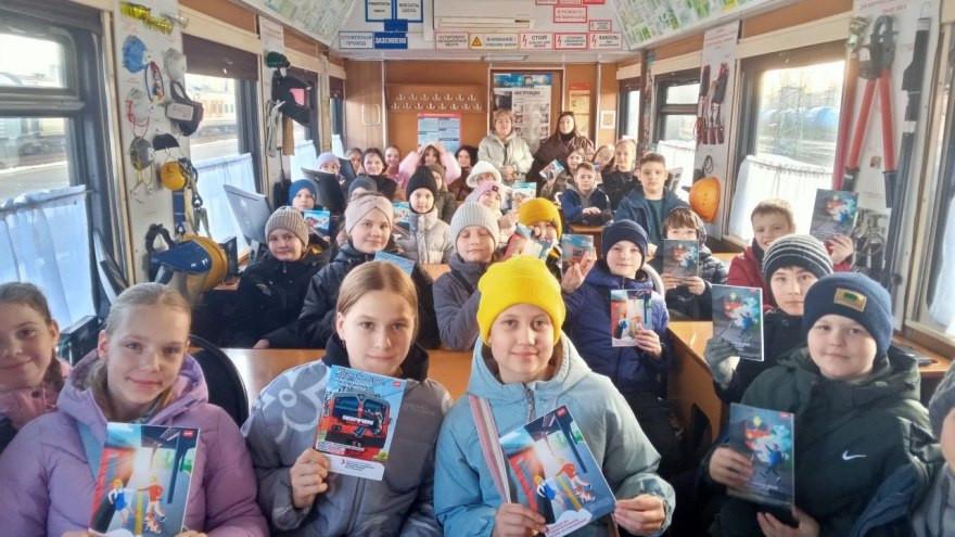 Свердловская магистраль организовала для школьников месячник-напоминание «Уступи дорогу поездам» - Фото 1