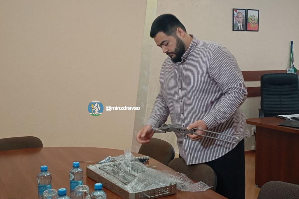 Врач из Каменска-Уральского провел пять операций одновременно, чтобы поставить на ноги пострадавшего в ДТП курганца - Фото 1