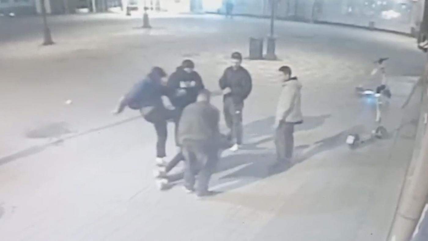 Толпа пьяных уральцев избила и ограбила студента на улице Вайнера - Фото 1