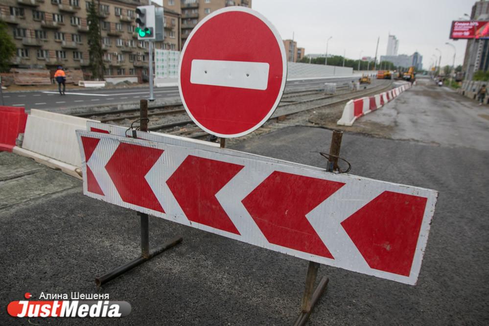 В Екатеринбурге до конца мая закрыли четную сторону моста на по Малышева на ЖБИ  - Фото 1
