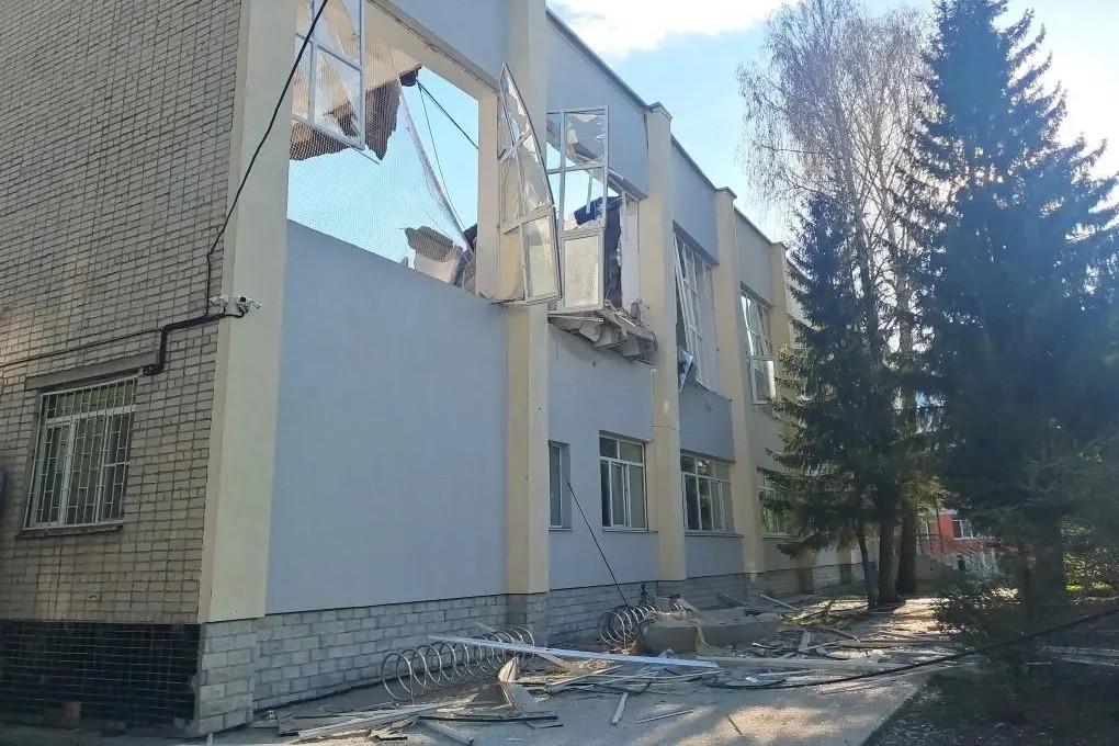 Следователи возбудили уголовное дело после обрушения крыши в спортзале колледжа на Вторчермете - Фото 1