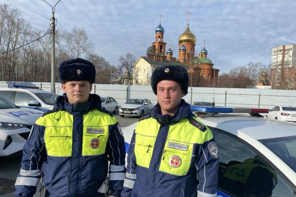 В Екатеринбурге инспекторы ДПС помогли доставить в больницу ребенка с острым аппендицитом - Фото 1